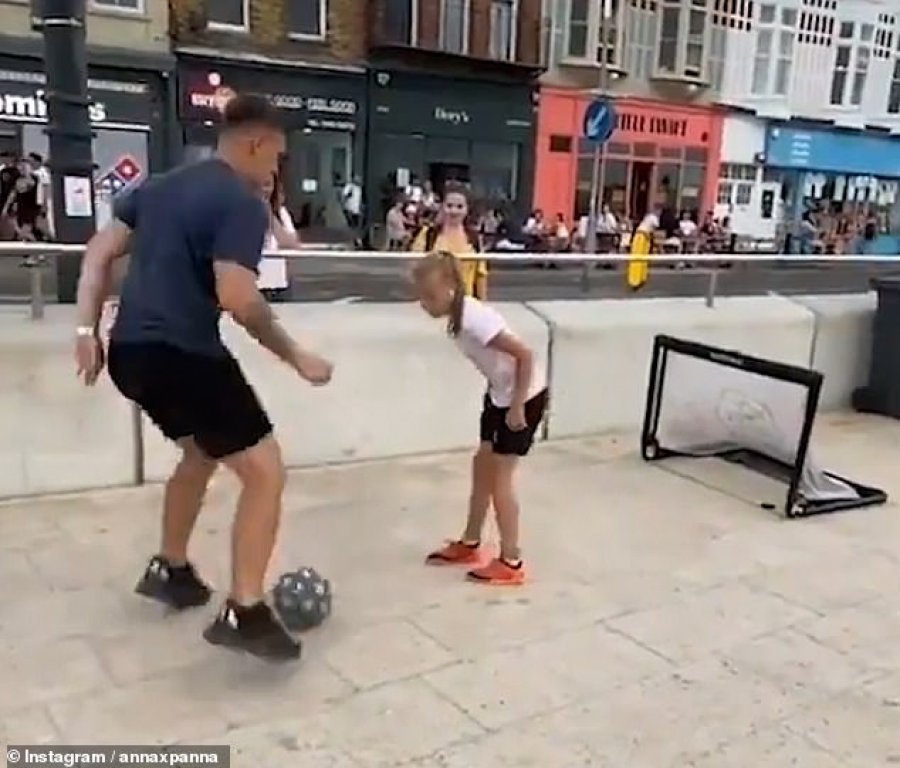 VIDEO/ Lojtarja e vogël turpëron futbollistin me aftësitë e saj