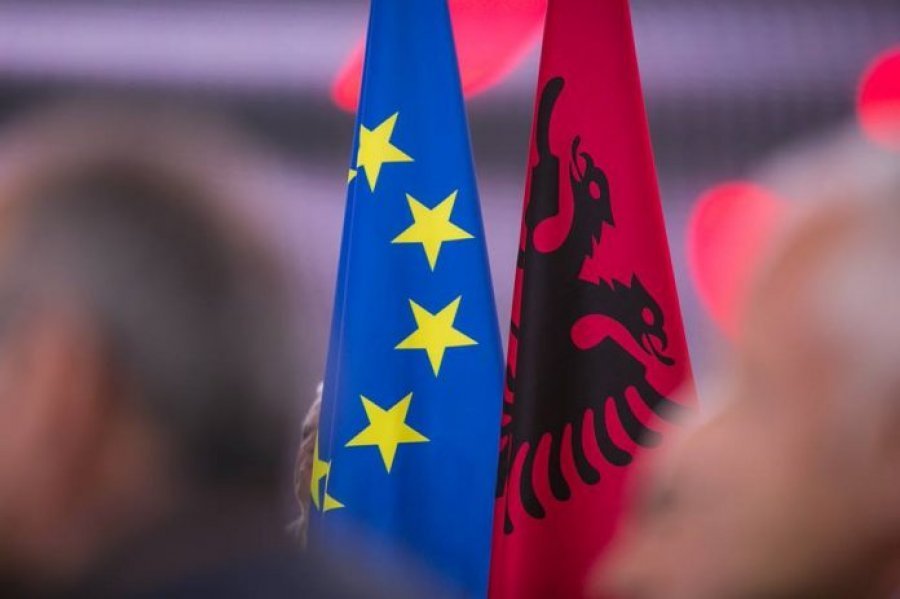 ‘Ndryshimet kushtetuese mund të pengojnë negociatat’, ‘Euractiv’: Shqipëria mbetet pas Maqedonisë së Veriut