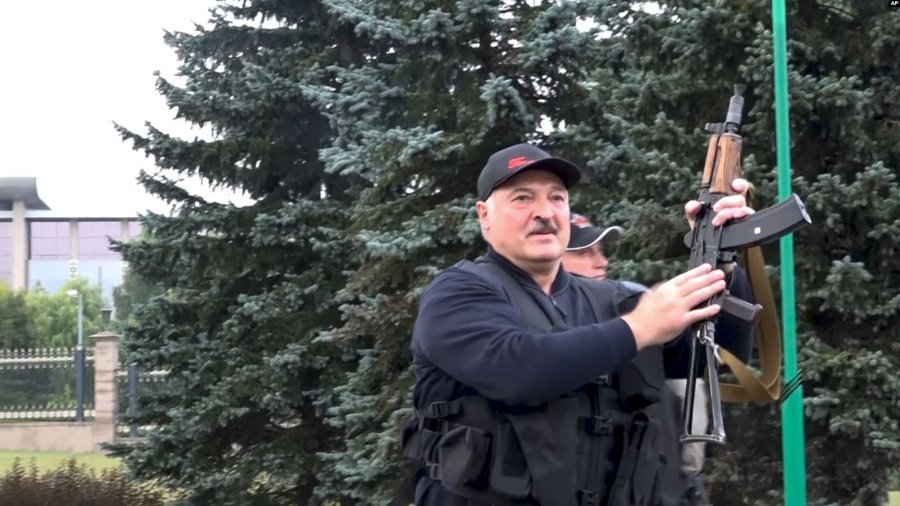 Lukashenko izolohet me fqinjët, vendos ushtrinë në gadishmëri