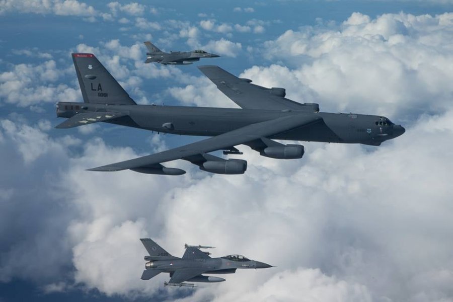 VIDEO/ Panik në ajër, dy avionët Rusë rrethojnë bombarduesin amerikan B 52