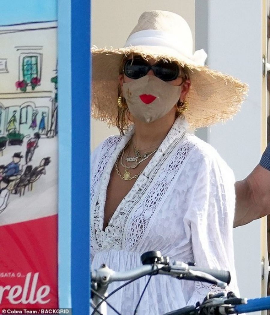 Rita Ora në pushime luksoze në Capri, shfaqet me maskën unike