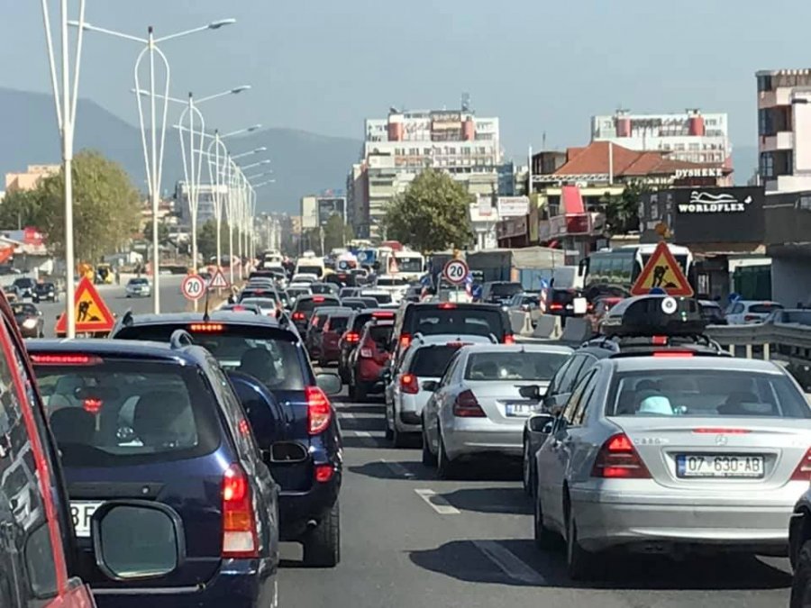 Kaos nga trafiku pas mbylles së ‘Shqiponjës’, qytetarët të dëshpëruar: Kemi bërë 500 m për 1 orë…