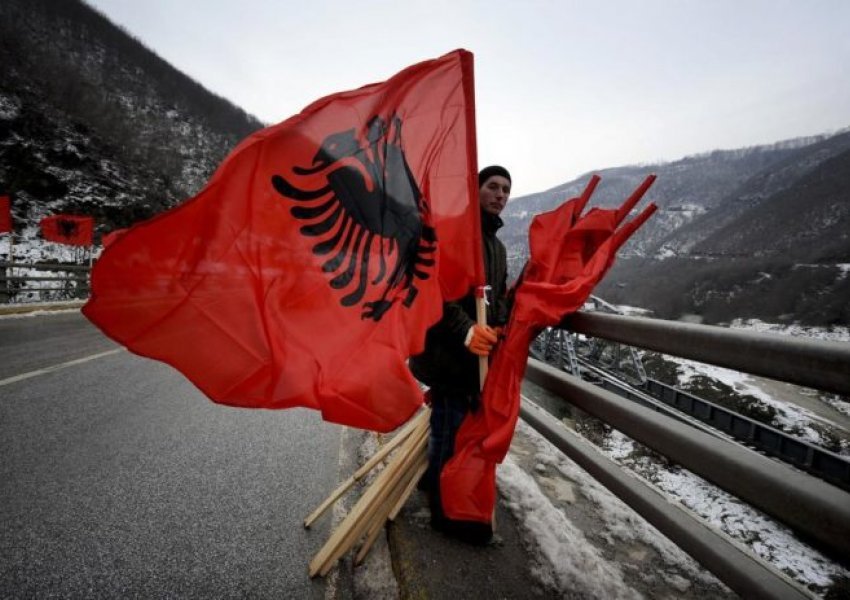 Historia e shqiptarit që vrau rusin në Nju Jork, se ia grisi flamurin kuq e zi