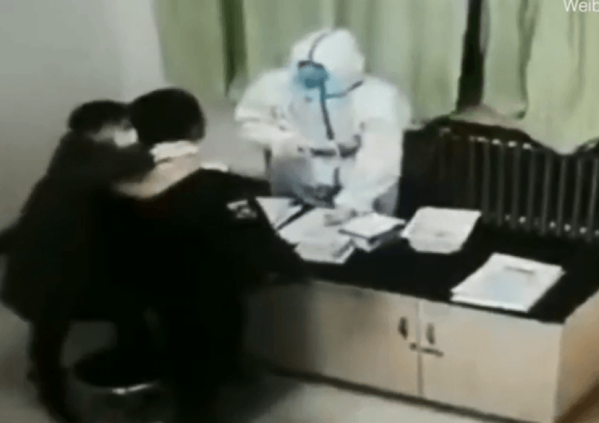 Video shokuese vjen nga Kina: Po i bënte testin për COVID-19, burri godet infermieren