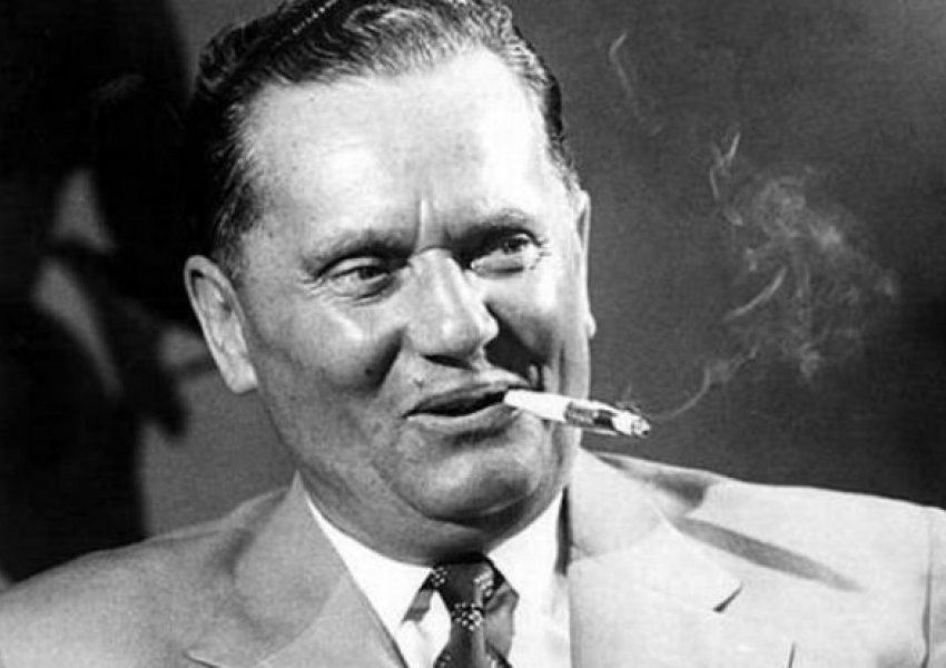Si e lanë suharekasit Titon ‘pa tekst’, ai u detyrua të ndalët aty, pa e pasur në plan