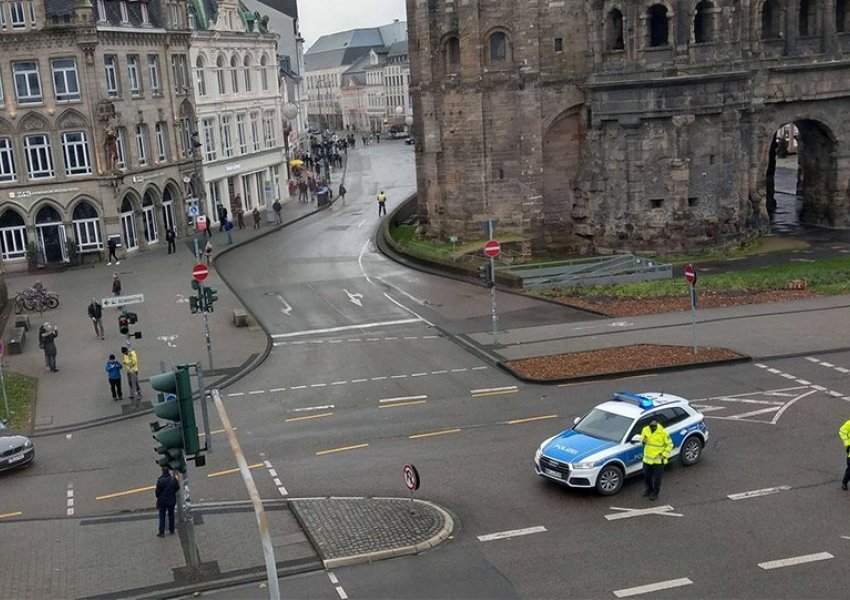  Gjermani/ Makina përplaset me këmbësorët, policia u kërkon qytetarëve të mos i afrohen zonës