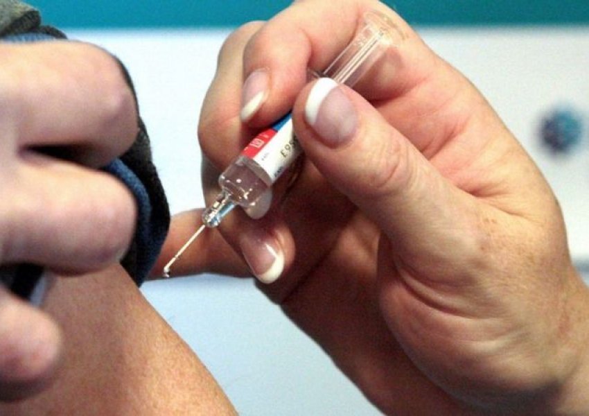 Anglia do të vaksinojë 20 mln persona: Dy gjilpëra njëra pas tjetrës