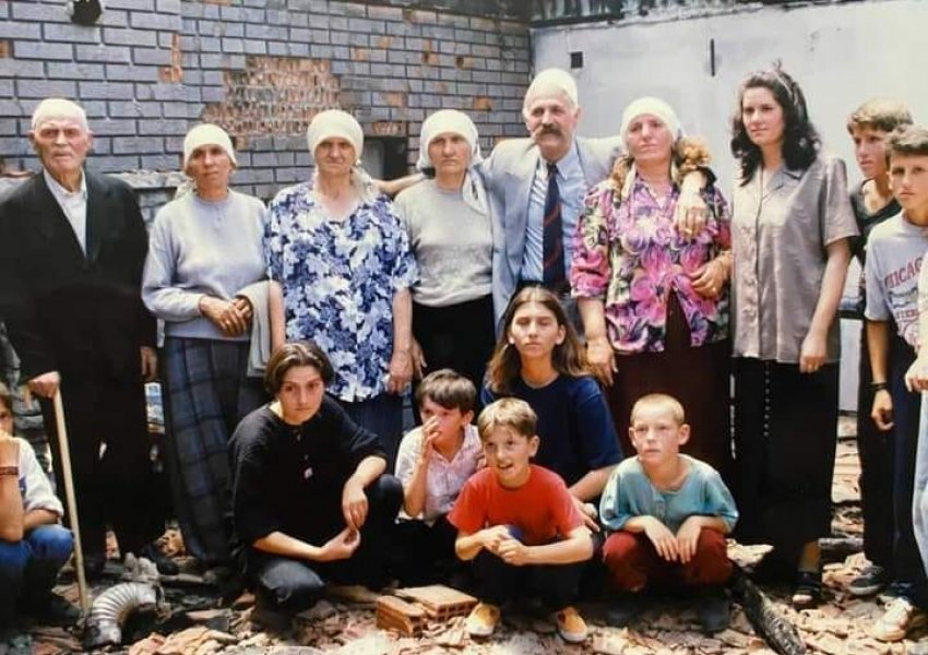 Foto e rrallë e familjes Jashari, aty shihet Rifati me motrat, nipat dhe mbesat e tij