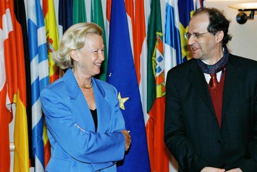 VIDEO/ Fjalimi i fuqishëm i Ibrahim Rugovës në 1998 që ngriti në këmbë Parlamentin Europian