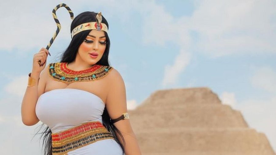 Bënë foto tek Piramidat e Egjiptit, fotografi dhe modelja seks* arrestohen
