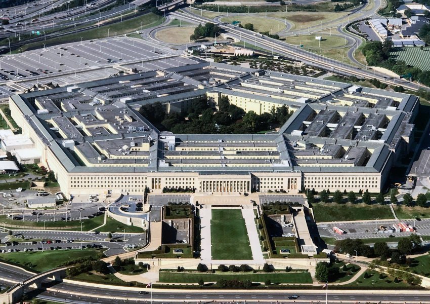 Pentagoni: Negociatori civil amerikan vdes gjatë zjarrit raketor