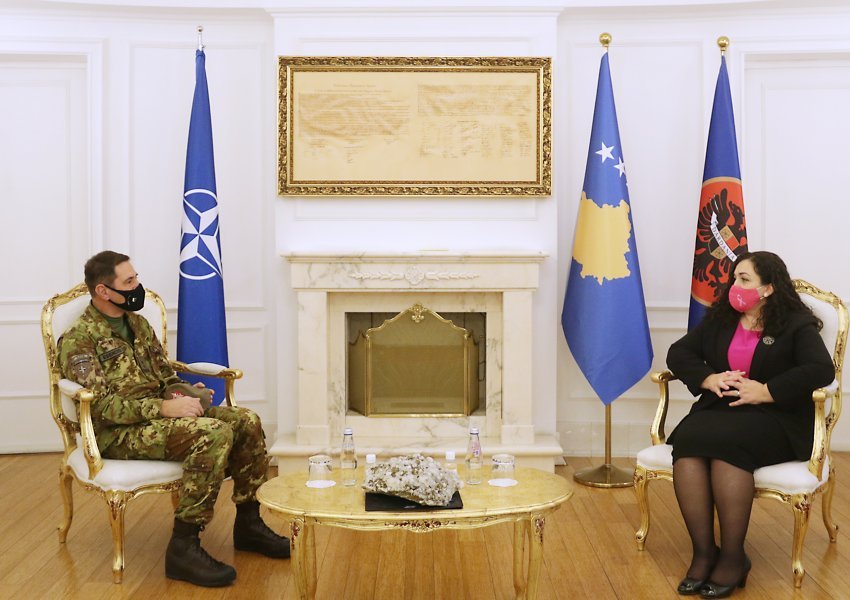 Ish-komandanti i KFOR-it Michele Rissi, dekorohet me medalje presidenciale ushtarake