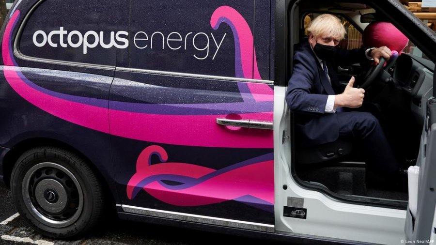 Boris Johnson: Pas 2030 do të ndalohet shitja e makinave me karburant