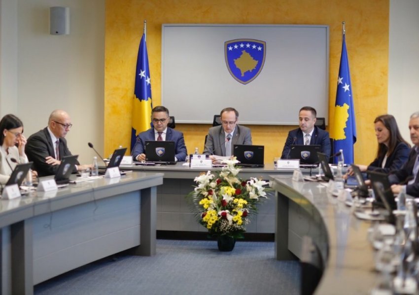 Ekonomisti kosovar: Në mungesë të aftësive menaxhuese, Qeveria Hoti po vepron me kufizime gjatë pandemisë