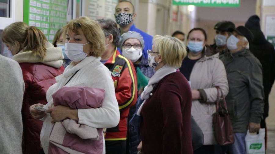 FOTOLAJM/ Rusia nis vaksinimin, njerëzi presin në radhë