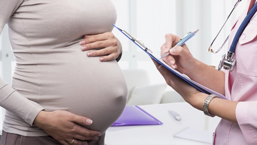 Pse gratë shtatzëna nuk mundet të vaksinohen kundër koronavirusit? Mjeku i njohur shpjegon arsyet