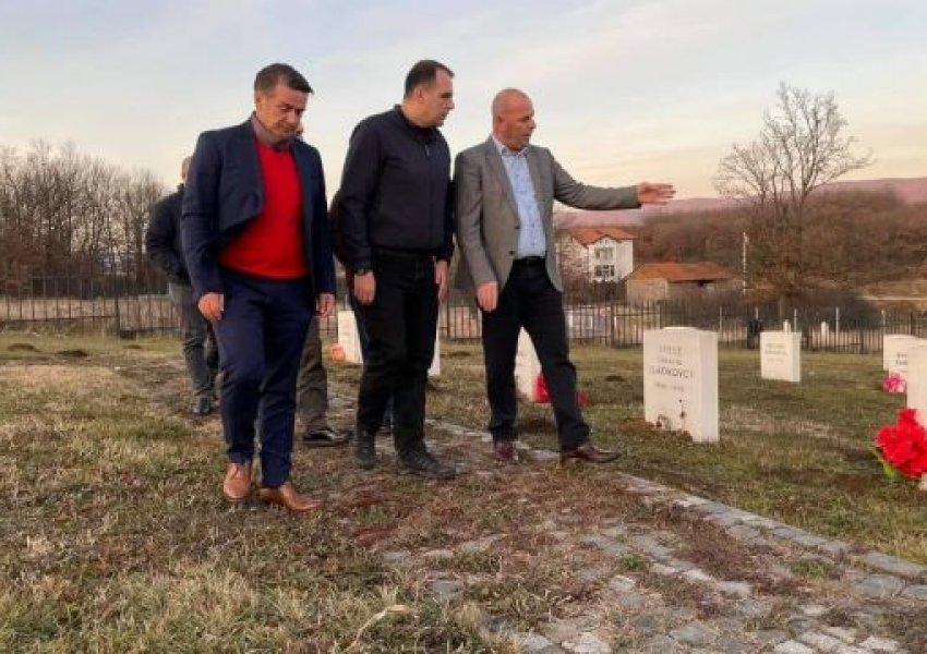 'Fehmi Lladrovci e quante Rugovën tradhtar', reagime pasi djali i Presidentit nderon varrin e dëshmorit