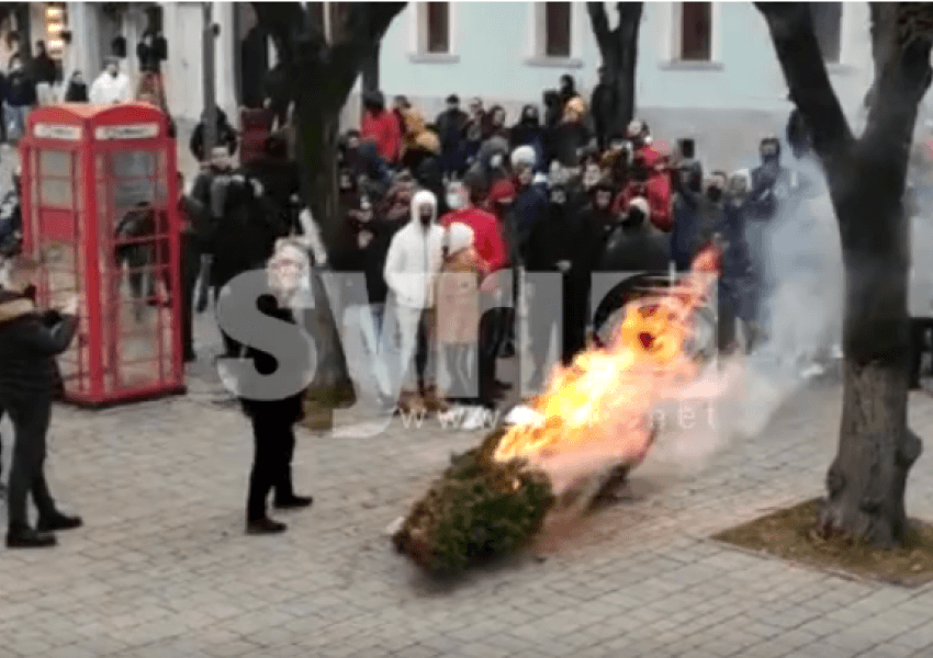 VIDEO/ ‘Drejtësi për Klodianin’, protestë e fortë dhe në Korçë, i vihet flaka ...  