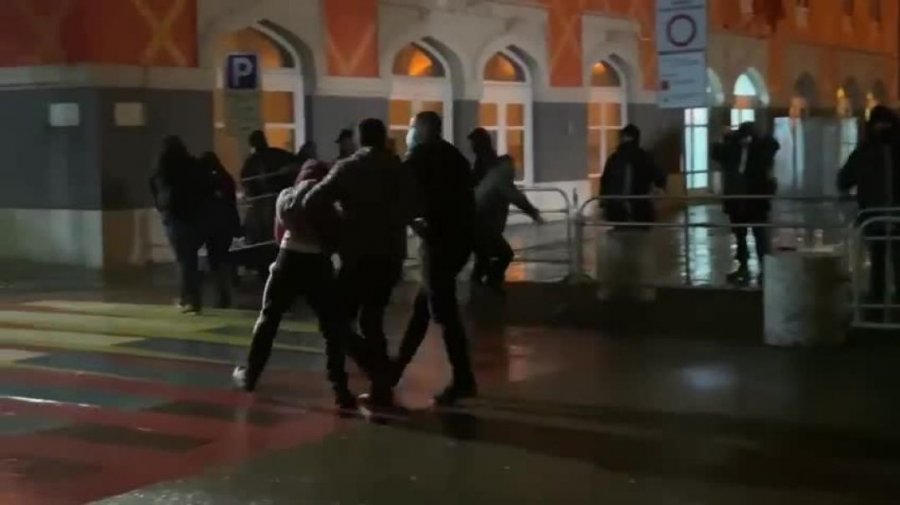 VIDEO/ Shikoni se si njerëz civilë rrëmbejnë qytetarët dhe i fusin në Ministrinë e Brendshme