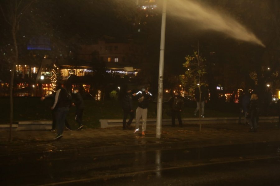 Kaos te Drejtoria e Policisë/ Nuk ndalen të rinjtë, hidhet gaz lotsjellës