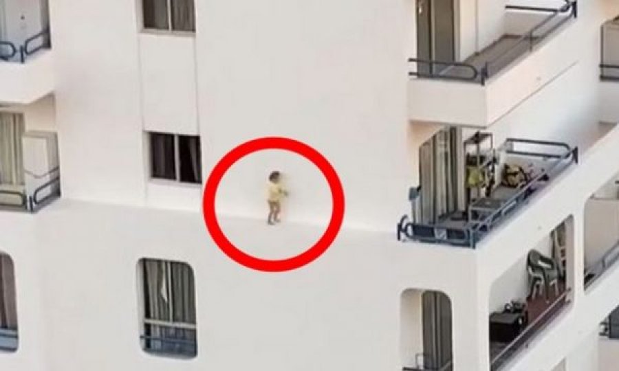 VIDEO/  E frikshme të shikoni fëmijën duke ecur në parvaz, mamaja e saj ishte në…