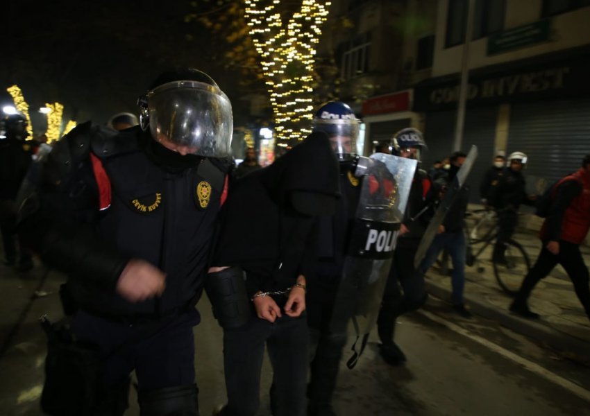 Shpërthen avokatja: Të arrestuarit po dhunohen dhe po mbahen në kushte shtazarake