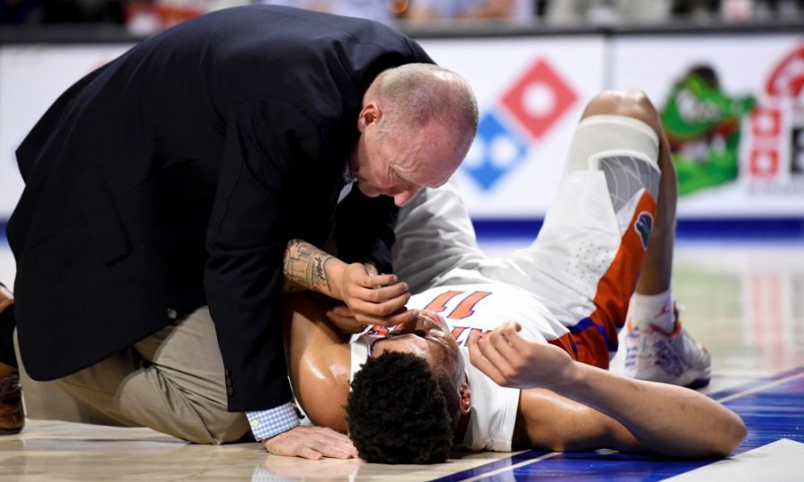 Momenti i tmerrshëm kur rrëzohet basketbollisti, në gjendje kritike për jetën