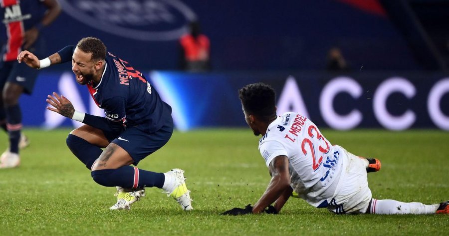 VIDEO/ Ndërhyrja e lojtarit të Lionit dëmton Neymarin, largohet me barelë duke qarë