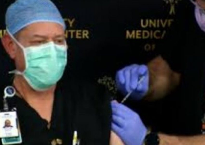 'Vaksinim në sytë e mediave' ja si infermieri u vaksinua me shiringë bosh