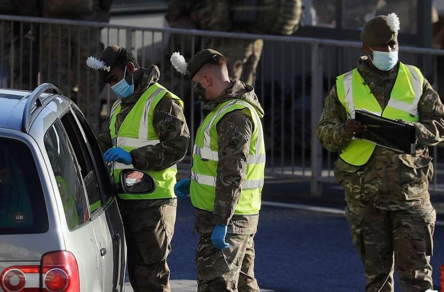 Kaosi në kufi/ Anglia dërgon ushtrinë te 4000 kamionistët e bllokuar në Dover e Kent