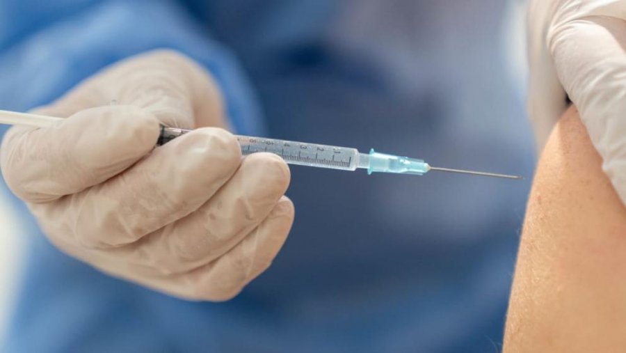 Vaksinohen 764 punonjës të sistemit shëndetësor në Maqedoninë e Veriut
