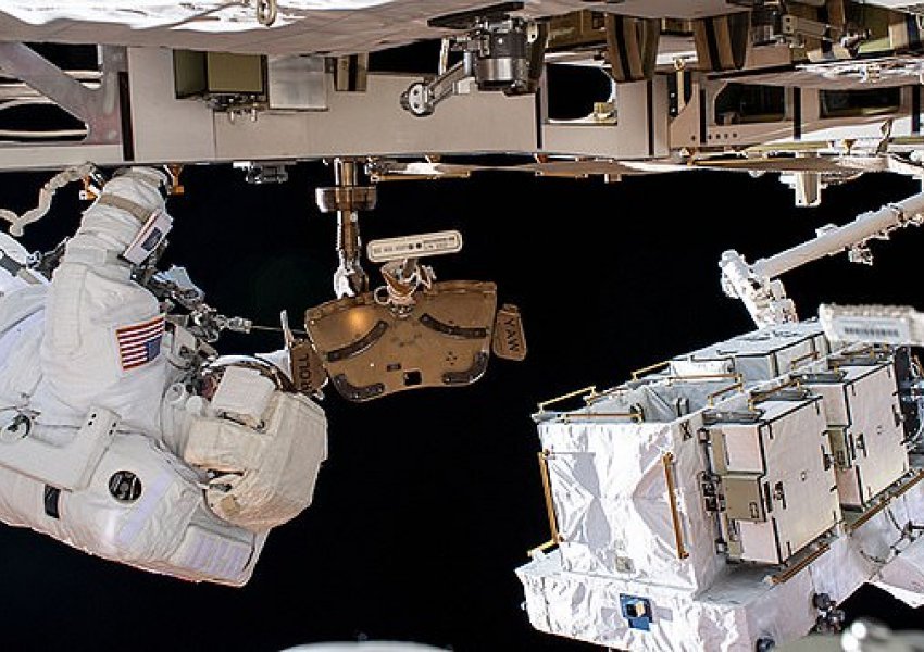 Astronautët amerikanë në ISS kryejnë sot ecjen hapësinore