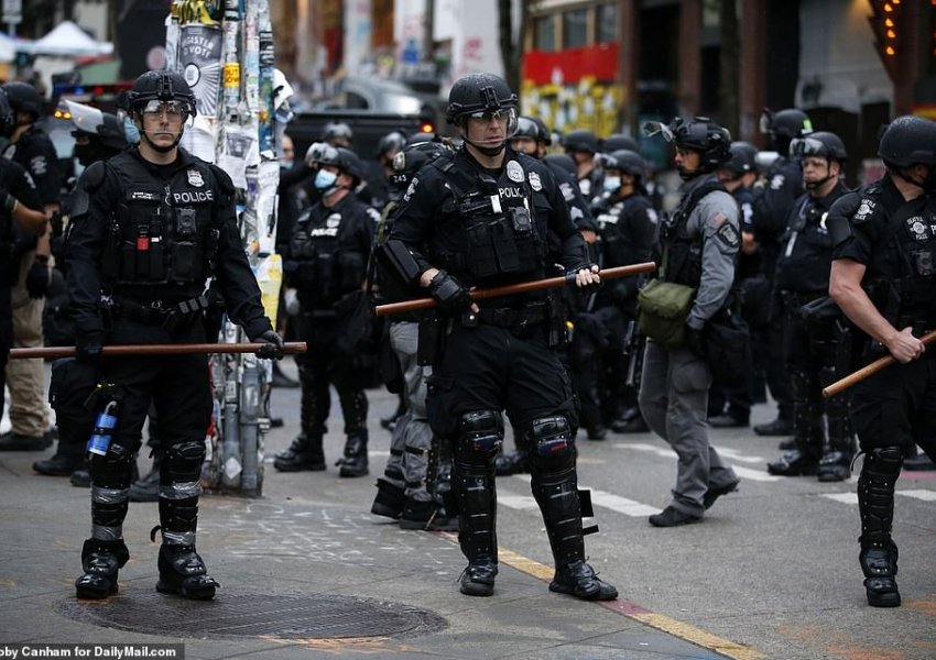 VIDEO/ Merr fund anarkia, policia rimerr zonën ‘e pushtuar’ në SHBA