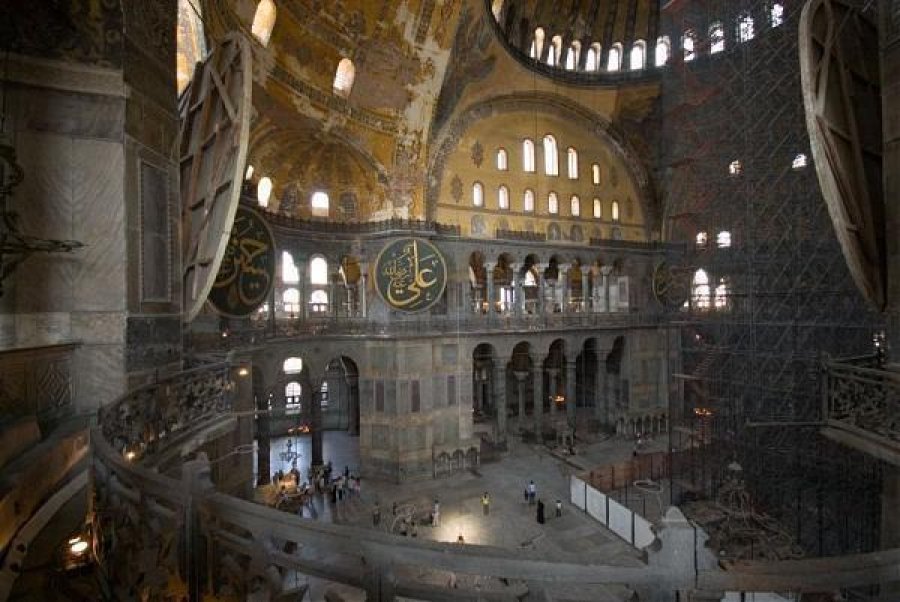 Kthimi i ish-katedrales në xhami/ Pompeo thirrje Turqisë që Shën Sofia të mbetet muze