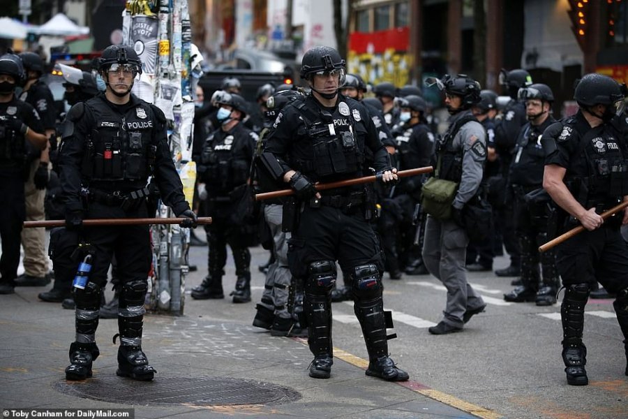 VIDEO/ Merr fund anarkia, policia rimerr zonën ‘e pushtuar’ në SHBA