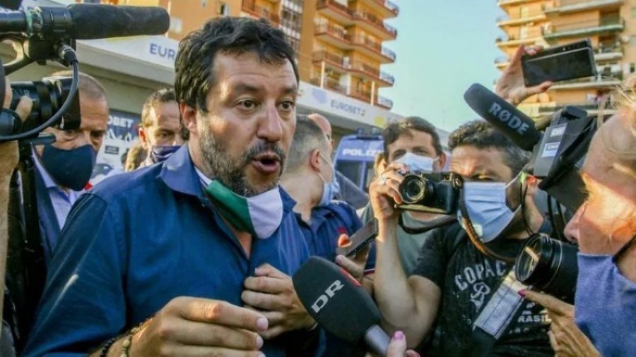 40 emigrantë rezultuan pozitiv me COVID-19! Qytetarët në protestë, godasin me vezë Matteo Salvinin