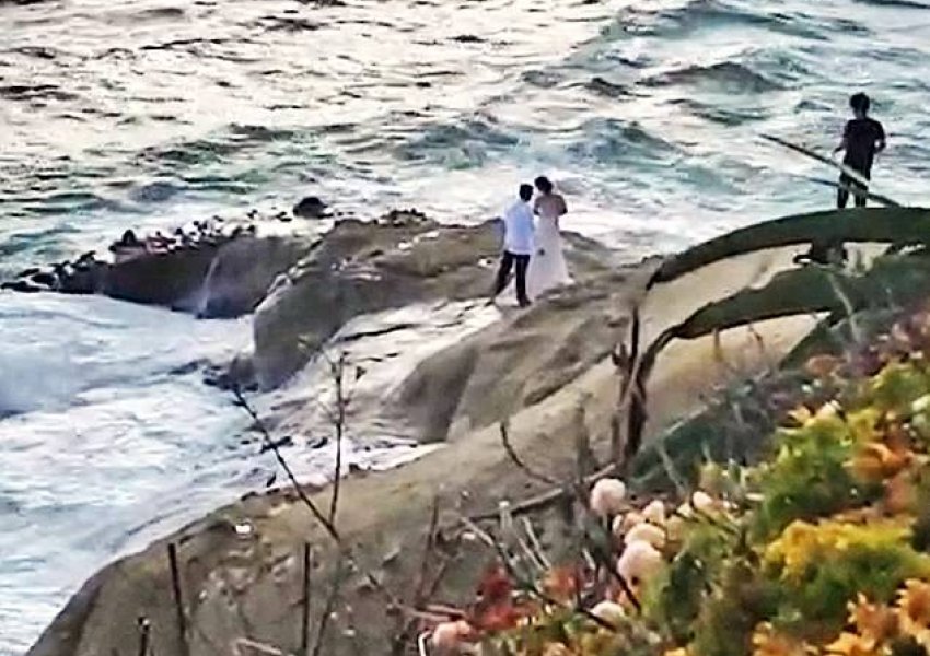 VIDEO/Po bënin foto dasme, për pak mbyten nga dallgët gjigante