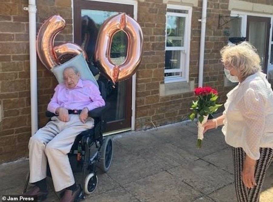 U ndanë nga koronavirusi, të moshuarit takohen në 60 vjetorin e martesës