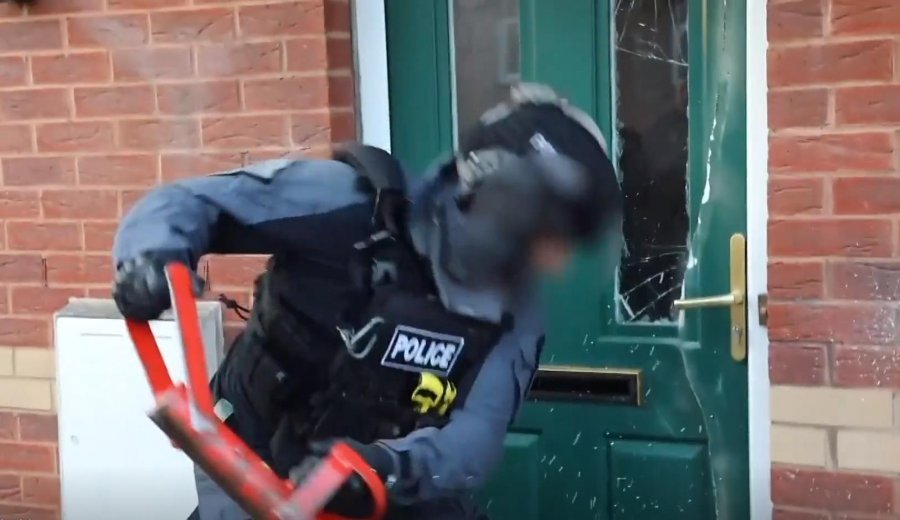 VIDEO/ Britani: Thyhet kodi sekret i komunikimit midis grupeve kriminale, mbi 700 të arrestuar