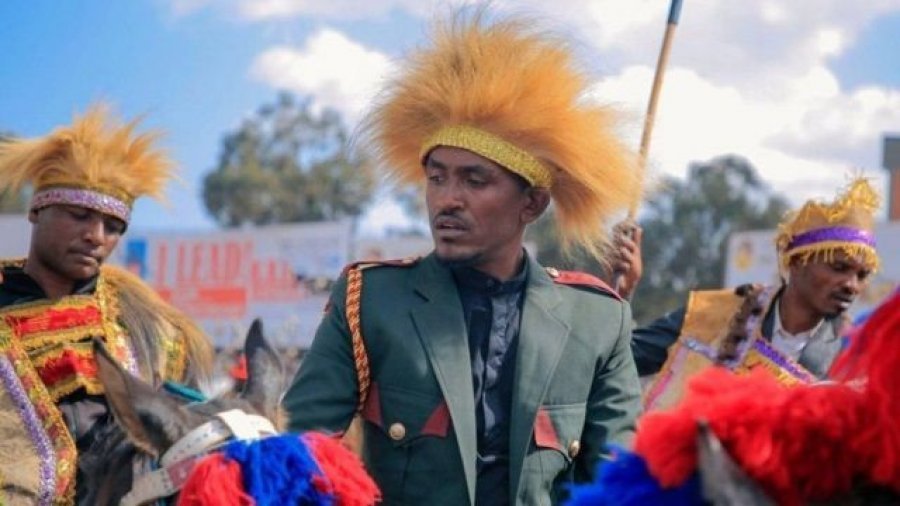 Policia qëllon në ajër për të larguar turmën nga funerali i këngëtarit etiopian