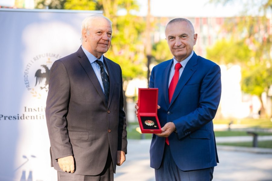 Presidenti i jep Dr. Panagiotis Koliomichalis, titullin 'Kalorës i Urdhrit të Flamurit'