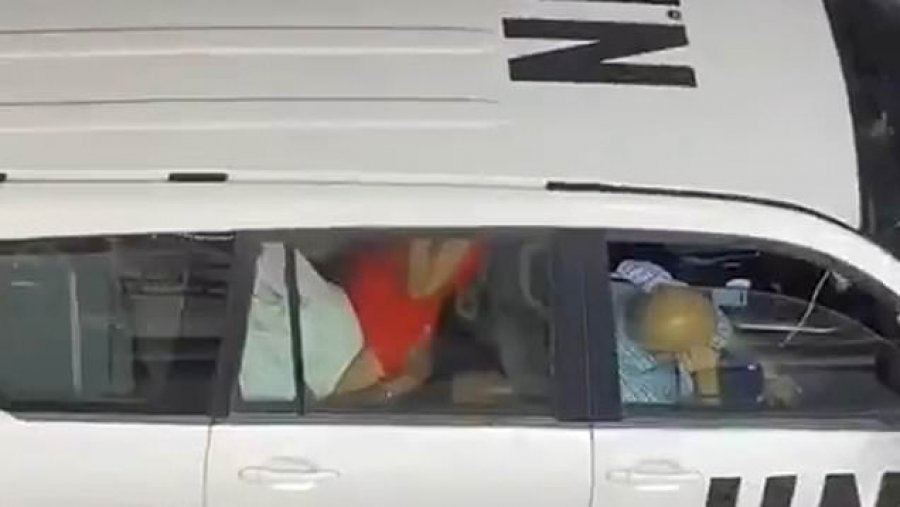 Marrëdhënie seksuale në makinë/ Pezullohen nga detyra punonjësit e OSBE pasi filmohen në trafik