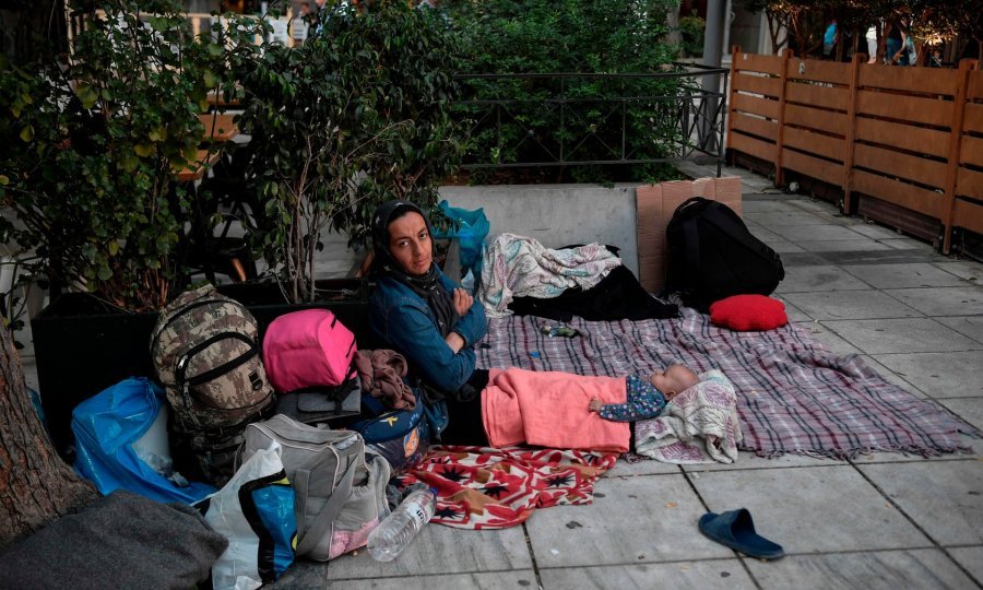'Ne duam të qëndrojmë': Refugjatët luftojnë për t'u integruar në Greqi, pas jetës në kamp