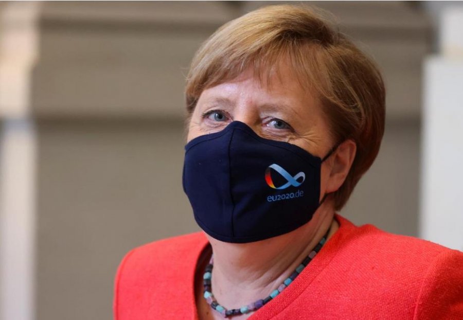 Merkel vë maskën për herë të parë, për të hequr qafe kritikët