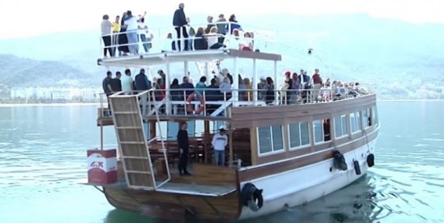 Përplasje mes ministrive, anija me turistë ngel në mes të detit