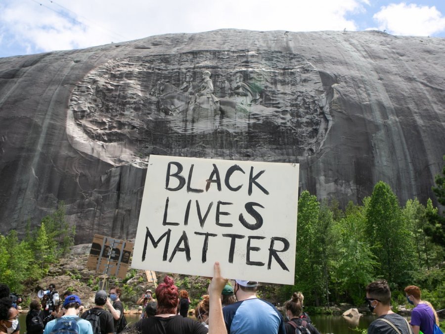 SHBA feston pavarësinë në kulmin e protestave kundër monumenteve pro-skllavërisë