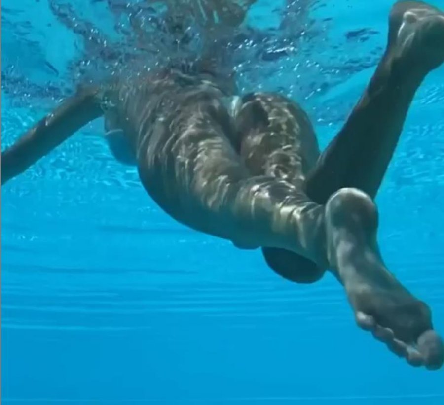 VIDEO/ Angela Martini provokon edhe nën ujë: A duhet ta fshij?