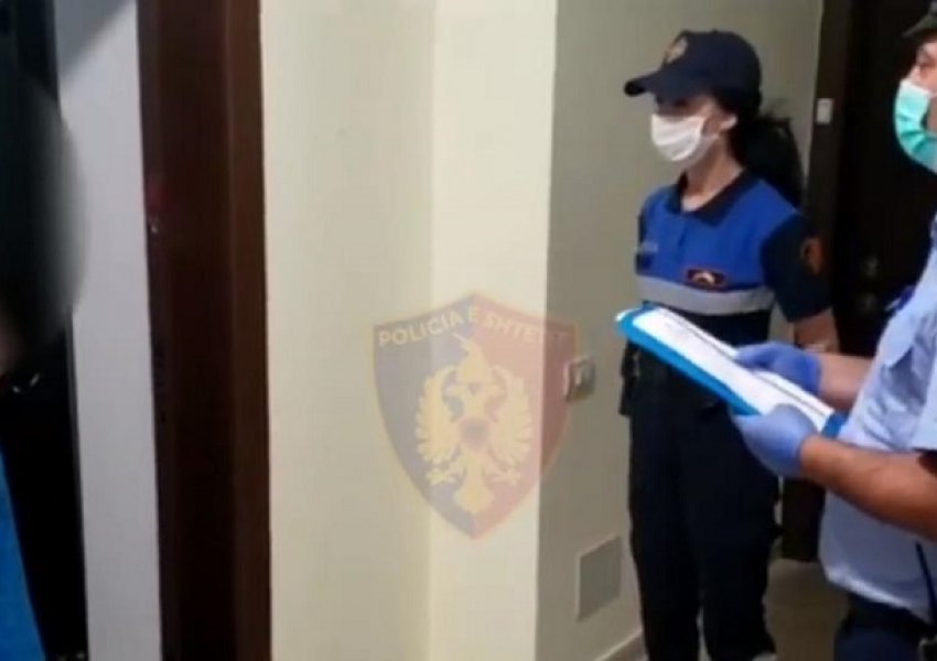 VIDEO/ Policia u troket në derë të prekurve me Covid: Mos guxoni të dilni!