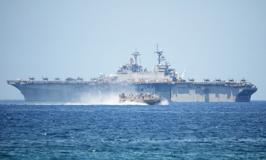 Marina amerikane kryen stërvitje në detin e Kinës së Jugut ndërsa ‘fërkohen’ me anijet kineze
