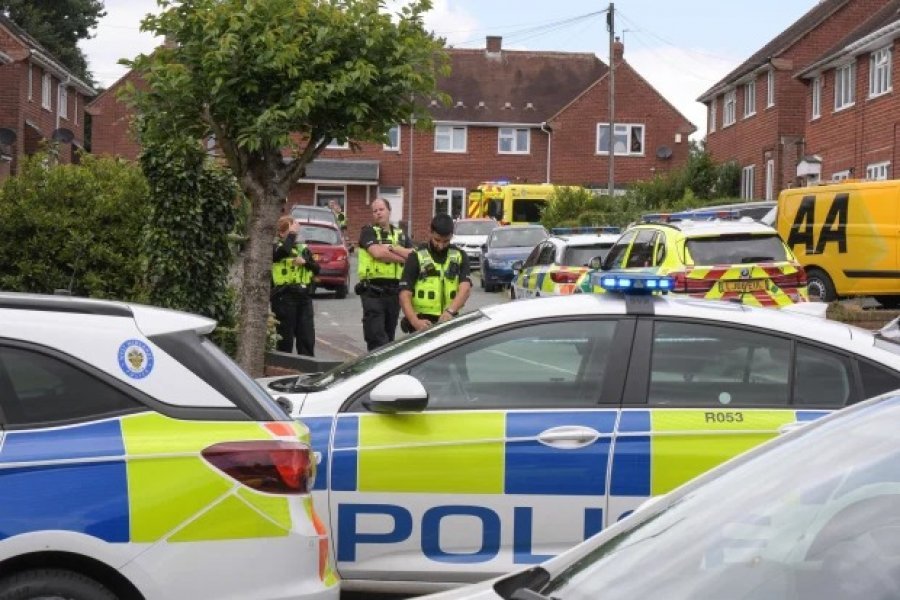 Sulm me thikë në Angli, plagosen rënde 2 mjekë